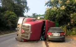 Kinh hoàng xe container đè 2 ô tô, 4 người bị thương