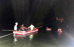 Một phụ nữ đi qua suối bị lũ cuốn trôi