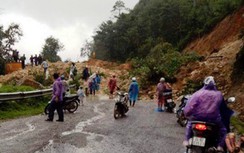 Sạt lở trên QL4D Lai Châu vùi lấp ô tô bưu chính