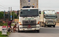 Xe tải nổ lốp trên QL1A, hàng chục người đi đường phát hoảng