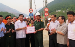 Bộ trưởng Thăng kiểm tra cầu treo dân sinh tại Điện Biên