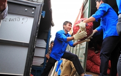 Thanh niên đường sắt hỗ trợ nông dân dỡ hành tím