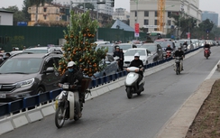 Bất chấp dải phân cách, ô tô, xe máy vô tư lấn làn BRT