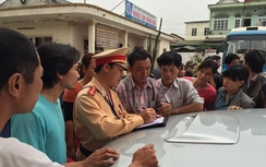 Xe giường nằm "nhồi" hơn 60 khách, 2 lần lao vào CSGT