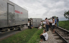 Tàu Thống Nhất dừng kịp trước xe tải mắc kẹt trên đường ngang