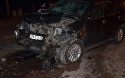Hiện trường vụ ôtô 7 chỗ vượt đèn đỏ đâm xe bán tải