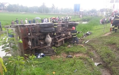 Lật xe chở cát khiến 1 người chết, 2 người bị thương