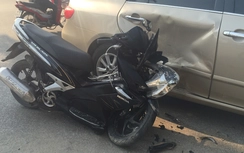 Lao thẳng vào xế hộp, 2 người đi trên xe máy nhập viện khẩn