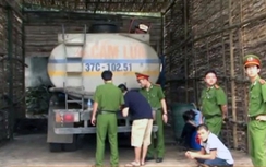 Bắt quả tang tài xế "rút ruột" xăng dầu trên đường vận chuyển