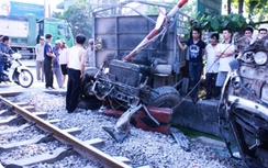 Xe tải leo đường sắt đâm tàu hàng, tài xế kẹt cứng trong cabin