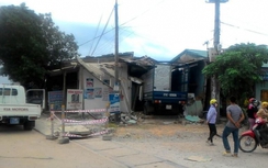 Xe tải mất lái đâm sập nhà dân