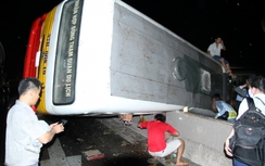 Xe buýt vắt ngang dải phân cách, hơn 20 hành khách thoát chết
