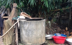 Bố ném con 1 tuổi vào lu nước rồi treo cổ tự tử