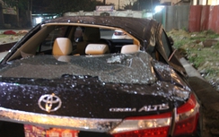 Cần cẩu tuột cáp đè nát xe Toyota Altis