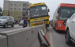 Tránh xe máy, xe khách giường nằm leo dải phân cách