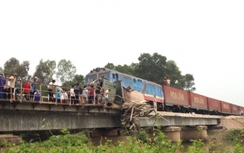 Cố băng qua đường sắt, xe tải bị tàu hỏa đâm nát
