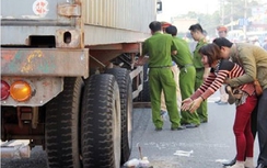 Bố đánh xe tải đi làm, không may cán chết con gái 2 tuổi