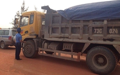 Bị kiểm tra tải trọng, lái xe đổ cát xuống đường rồi bỏ chạy