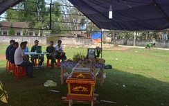 Mang quan tài con đặt trước rạp cưới suốt 2 ngày