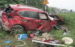 Bị tàu hỏa tông, xế hộp nát nhừ, 2 người trọng thương