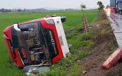 Lật xe khách trên đường tránh Vinh, 11 người thương vong
