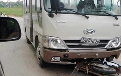 Xe máy lấn làn lao vào đầu xe khách, 2 thanh niên trọng thương