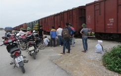 Cố vượt qua đường sắt, xe máy bị tàu hàng tông trúng