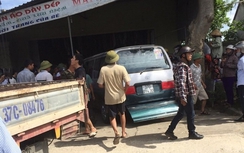 Xe bán tải hoán cải đâm vào nhà dân, 3 người bị thương