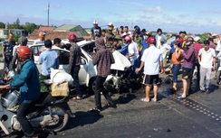 Người dân dùng xà beng giải cứu tài xế mắc kẹt trong cabin