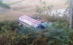 Lật xe bồn chở xăng, hàng chục cảnh sát PCCC ứng cứu