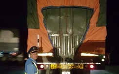 Bắt xe đầu kéo chất 100 tấn hàng, quá tải 137%