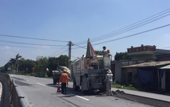 Báo cáo Bộ GTVT về việc rải bê tông nhựa bằng... máy xúc