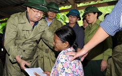 Phó Thủ tướng chia sẻ mất mát với nhân dân vùng lũ