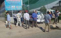 Bị xe tải đâm từ phía sau, ô tô 4 chỗ bẹp dúm