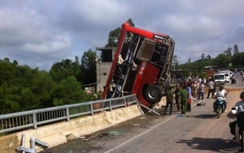 Xe khách treo trên cầu, 11 người thương vong tại Quảng Bình