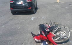 Xe máy đối đầu ô tô, một người nguy kịch