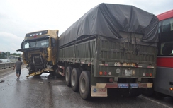 Bị mất lái, xe container đâm bay dải phân cách giữa đường