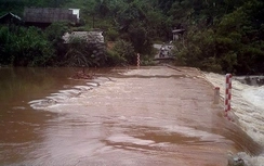 Quảng Bình: Học sinh lớp 5 bị lũ cuốn khi tới trường