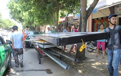 Bức xúc xe chở hàng cồng kềnh va quệt xe taxi rồi bỏ chạy