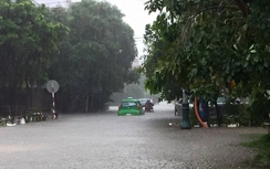 Ngập tại Quảng Bình: Đường sắt Bắc -Nam tê liệt, tàu SE19 mắc kẹt