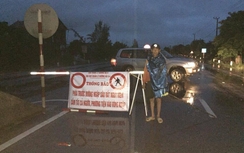 Nước lũ dâng cao, giao thông Bắc - Nam gián đoạn