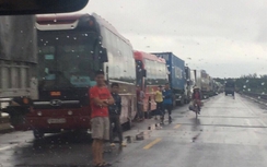 QL1 bị lũ chia cắt, xe dồn ứ gần 5km