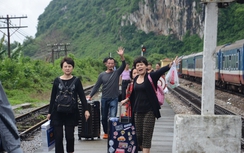 Cận cảnh giải cứu hành khách trên tàu SE19 kẹt vì mưa lũ