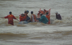 Quảng Bình: 4 thuyền viên tự bơi vào bờ sau 40 giờ mất tích