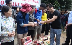 Báo Giao thông chuyển chuyến hàng cứu trợ đầu tiên đến vùng rốn lũ