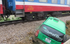 Ba người đạp cửa thoát khỏi xe taxi trước lúc bị tàu đâm