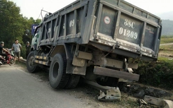 Xe máy đấu đầu xe tải tại Hương Khê, Hà Tĩnh