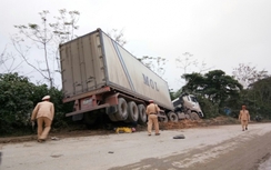 Xe container cuốn xe máy vào gầm trên QL8A, một người tử vong