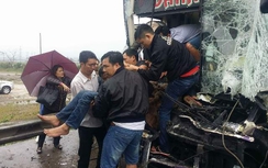 Tai nạn liên hoàn, người dân phá cửa đưa tài xế đi cấp cứu