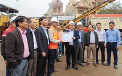 Động viên công nhân sửa chữa đường ngày đầu ra quân sau Tết